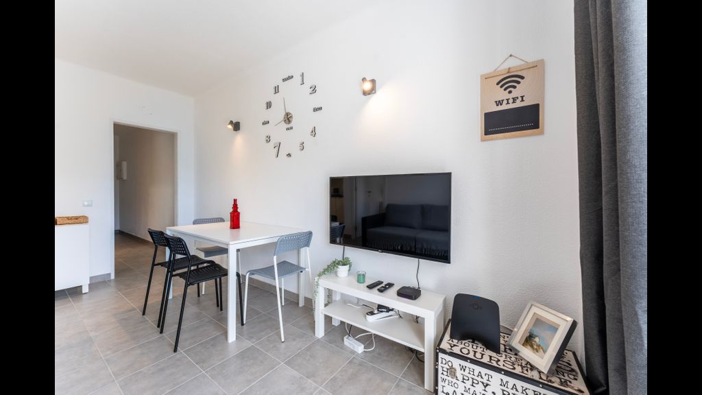Modern 2 BDR Flat W/Balcony and Pool by LovelyStay