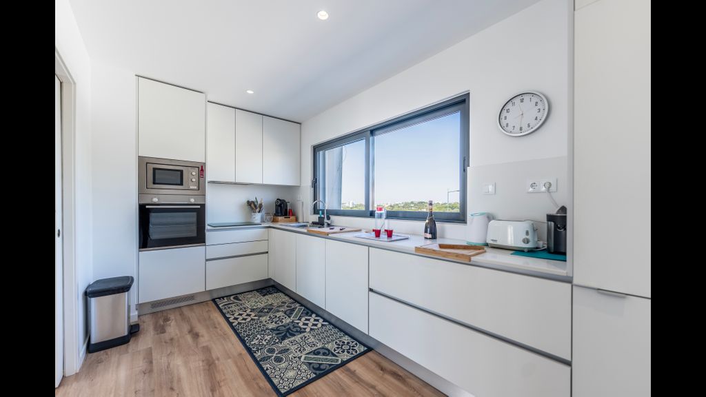 Stunning 3 BDR Flat W/ Rooftop Pool by LovelyStay