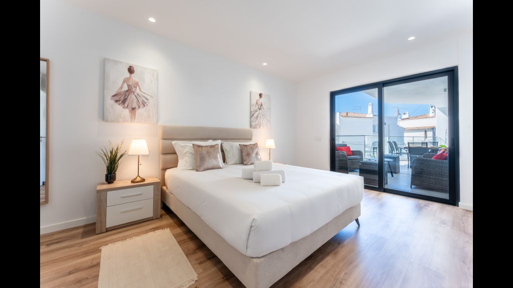 Stunning 3 BDR Flat W/ Rooftop Pool by LovelyStay