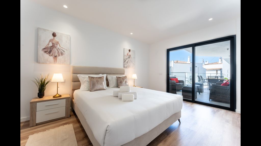 Stunning 3 BDR Flat W/ Rooftop Pool by LovelyStay
