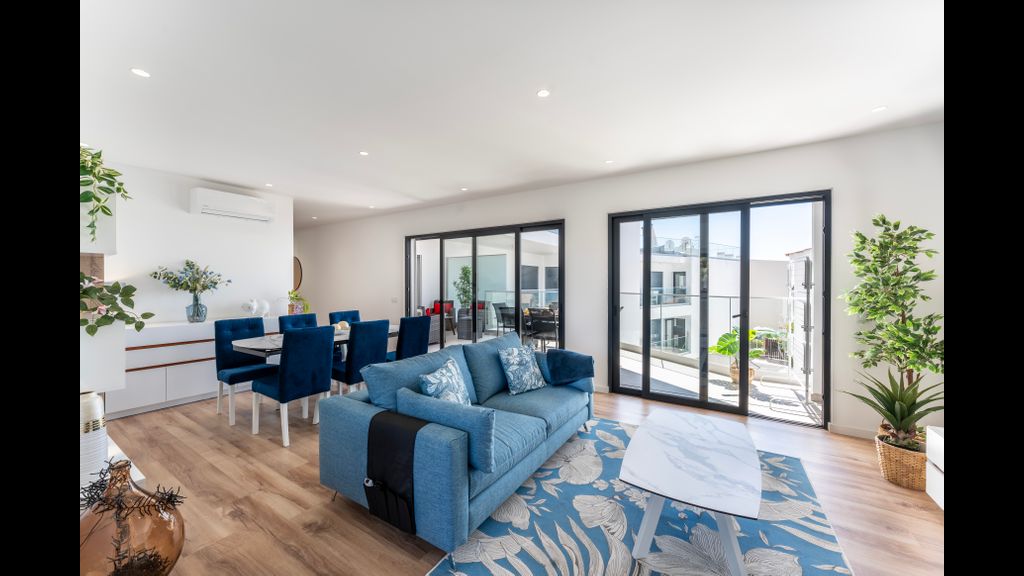 Stunning 3 BDR Flat W/ Rooftop Pool by LovelyStay