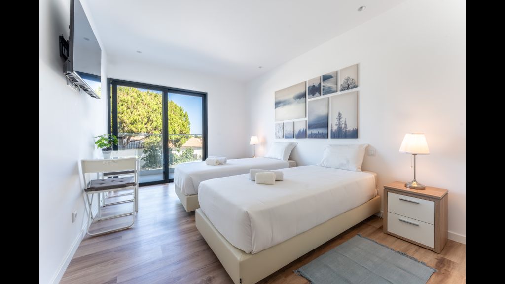 Stunning 3 BDR Flat W/ Rooftop Pool by LovelyStay