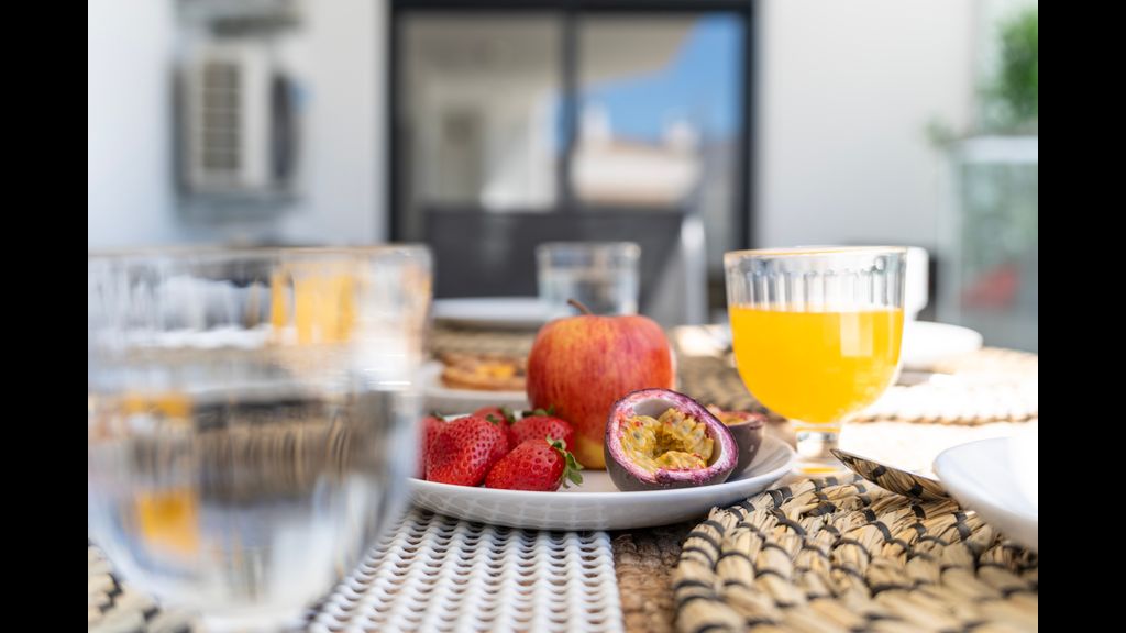 Stunning 3 BDR Flat W/ Rooftop Pool by LovelyStay