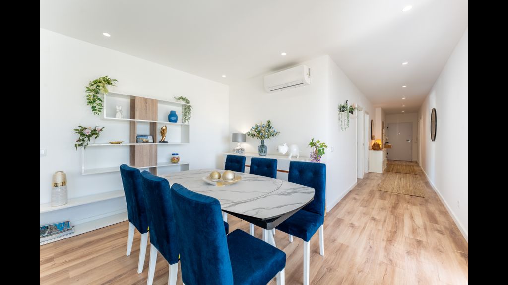 Stunning 3 BDR Flat W/ Rooftop Pool by LovelyStay