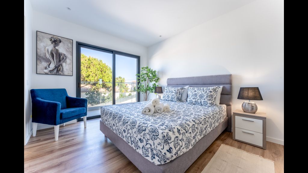 Stunning 3 BDR Flat W/ Rooftop Pool by LovelyStay