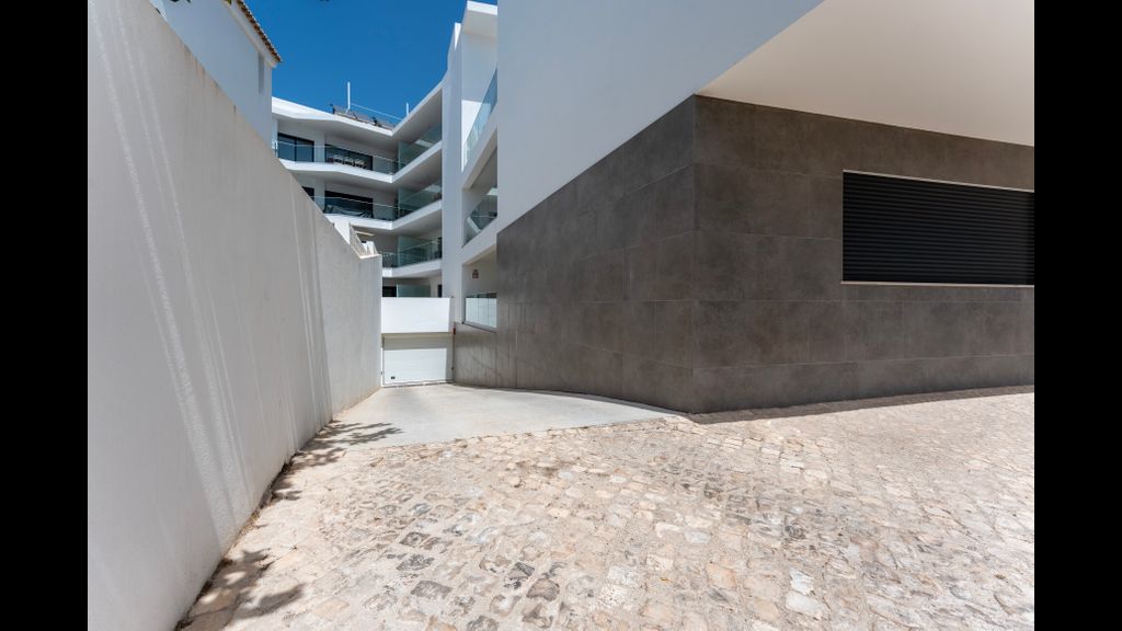 Stunning 3 BDR Flat W/ Rooftop Pool by LovelyStay