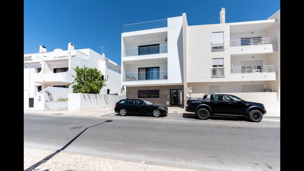 Stunning 3 BDR Flat W/ Rooftop Pool by LovelyStay