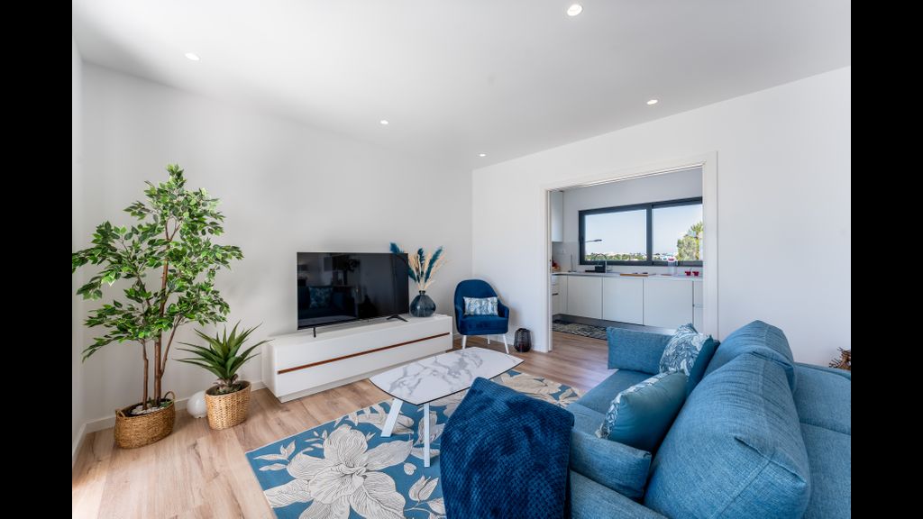 Stunning 3 BDR Flat W/ Rooftop Pool by LovelyStay