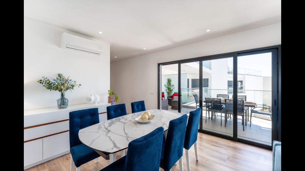 Stunning 3 BDR Flat W/ Rooftop Pool by LovelyStay