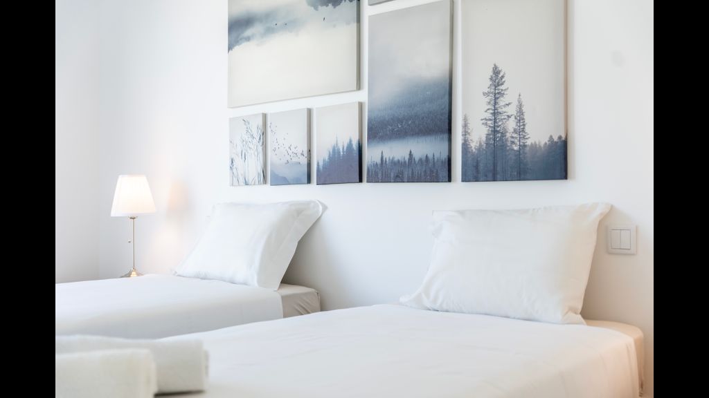 Stunning 3 BDR Flat W/ Rooftop Pool by LovelyStay
