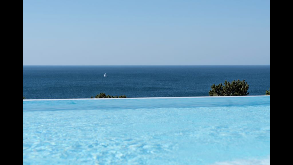 Stunning 3 BDR Flat W/ Rooftop Pool by LovelyStay