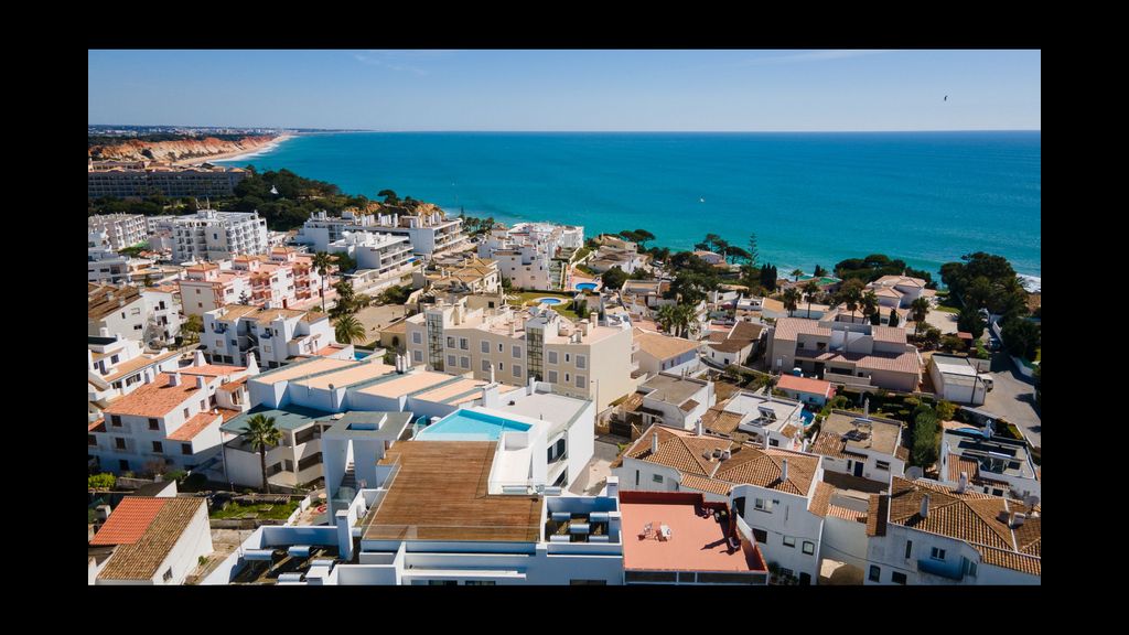 Stunning 3 BDR Flat W/ Rooftop Pool by LovelyStay