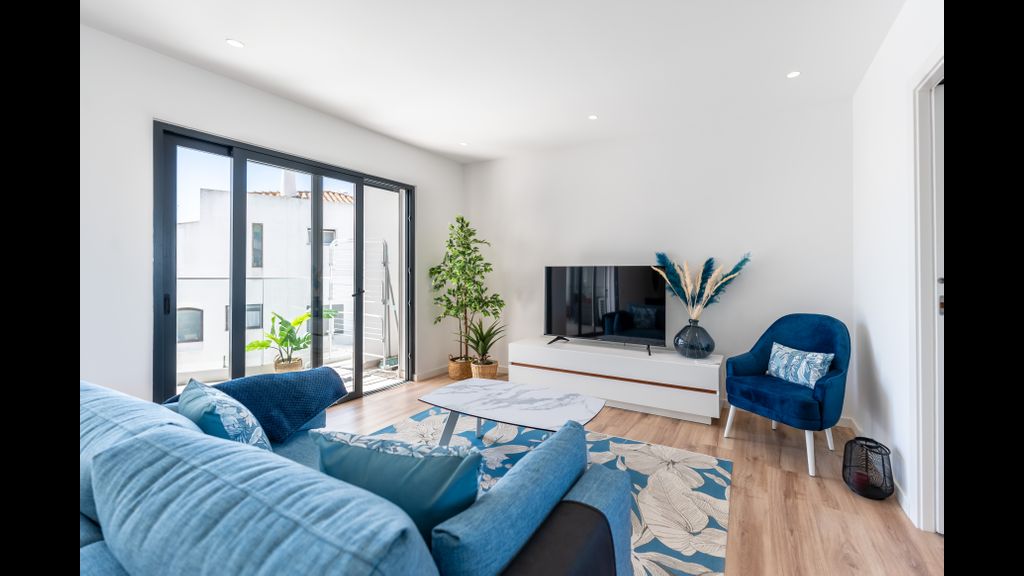 Stunning 3 BDR Flat W/ Rooftop Pool by LovelyStay