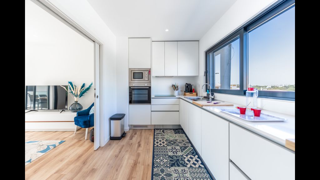 Stunning 3 BDR Flat W/ Rooftop Pool by LovelyStay