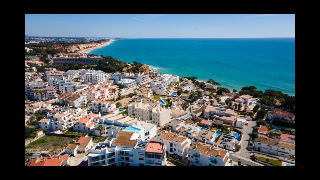 Stunning 3 BDR Flat W/ Rooftop Pool by LovelyStay