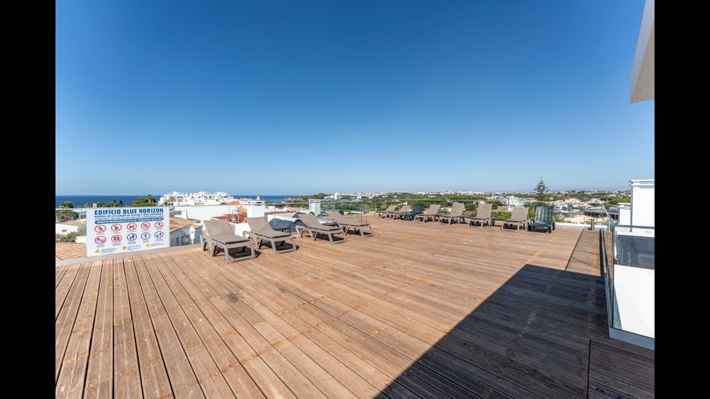 Stunning 3 BDR Flat W/ Rooftop Pool by LovelyStay