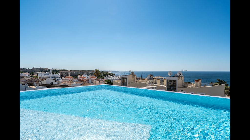 Stunning 3 BDR Flat W/ Rooftop Pool by LovelyStay