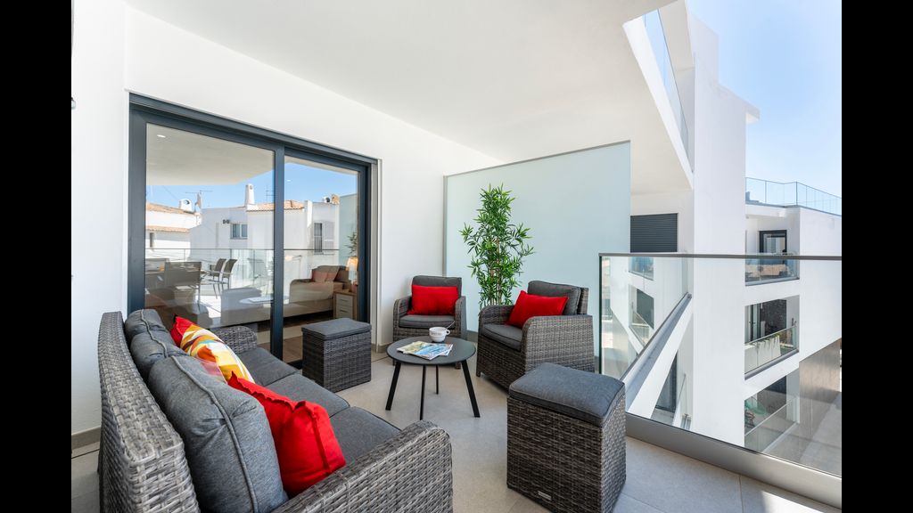 Stunning 3 BDR Flat W/ Rooftop Pool by LovelyStay