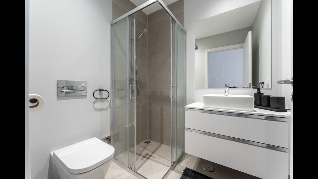 Stunning 3 BDR Flat W/ Rooftop Pool by LovelyStay