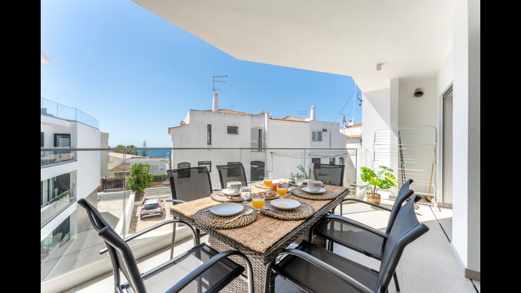 Stunning 3 BDR Flat W/ Rooftop Pool by LovelyStay