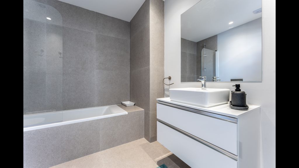 Stunning 3 BDR Flat W/ Rooftop Pool by LovelyStay