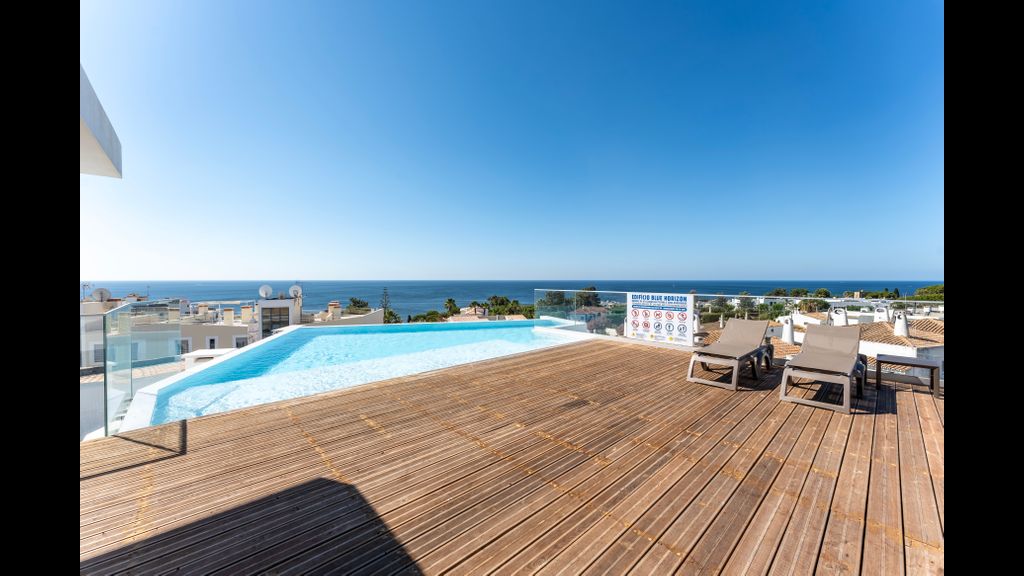 Stunning 3 BDR Flat W/ Rooftop Pool by LovelyStay