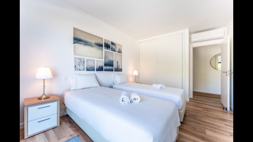 Stunning 3 BDR Flat W/ Rooftop Pool by LovelyStay