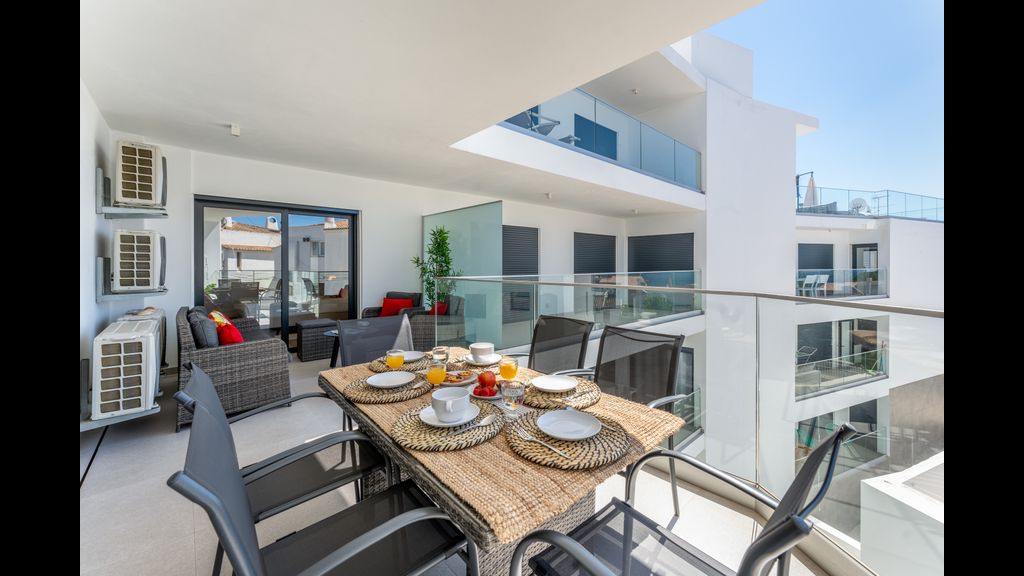 Stunning 3 BDR Flat W/ Rooftop Pool by LovelyStay