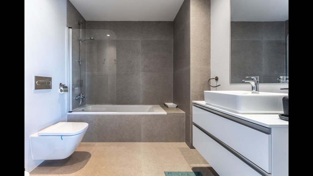Stunning 3 BDR Flat W/ Rooftop Pool by LovelyStay