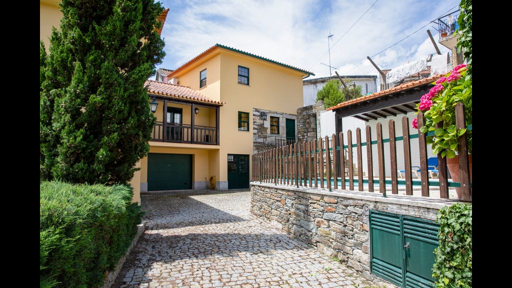 Casa de São Bernardo by LovelyStay