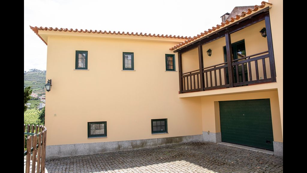 Casa de São Bernardo by LovelyStay