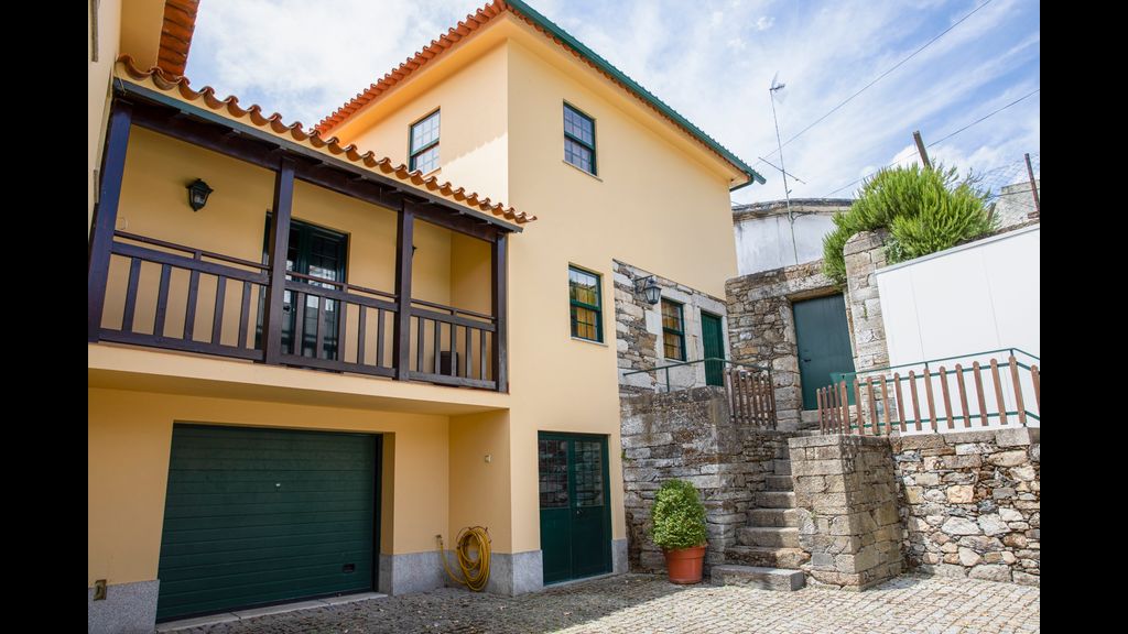Casa de São Bernardo by LovelyStay
