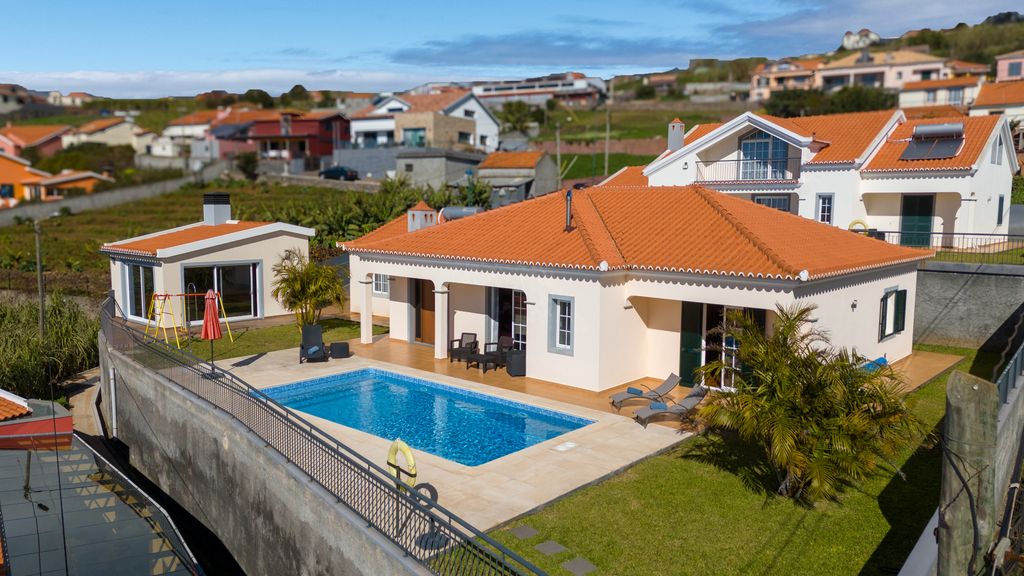 Casa Del Sol by LovelyStay