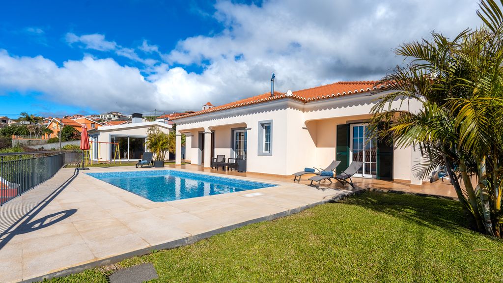 Casa Del Sol by LovelyStay