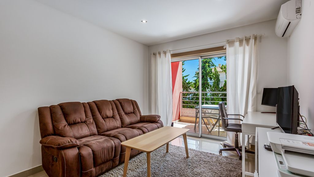 Luminous 2 BDR Apartment W/Pool by LovelyStay