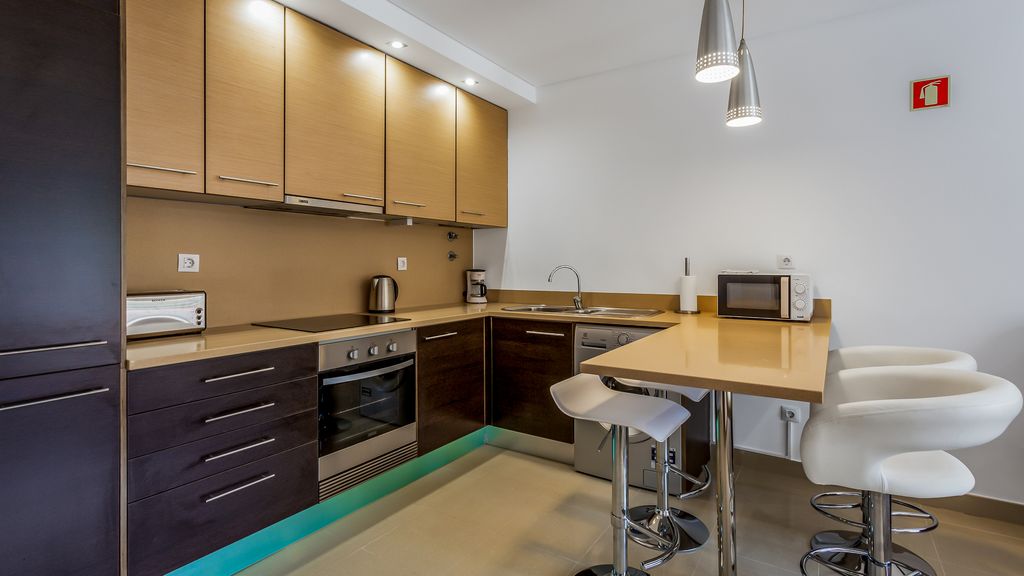 Luminous 2 BDR Apartment W/Pool by LovelyStay
