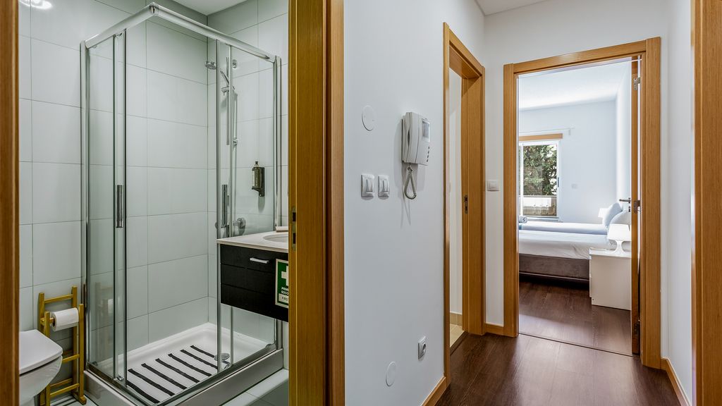 Luminous 2 BDR Apartment W/Pool by LovelyStay