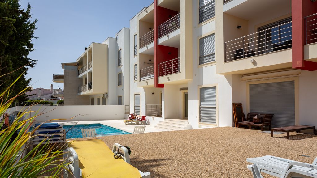 Luminous 2 BDR Apartment W/Pool by LovelyStay