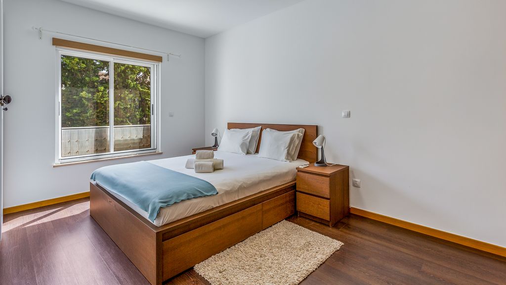 Luminous 2 BDR Apartment W/Pool by LovelyStay