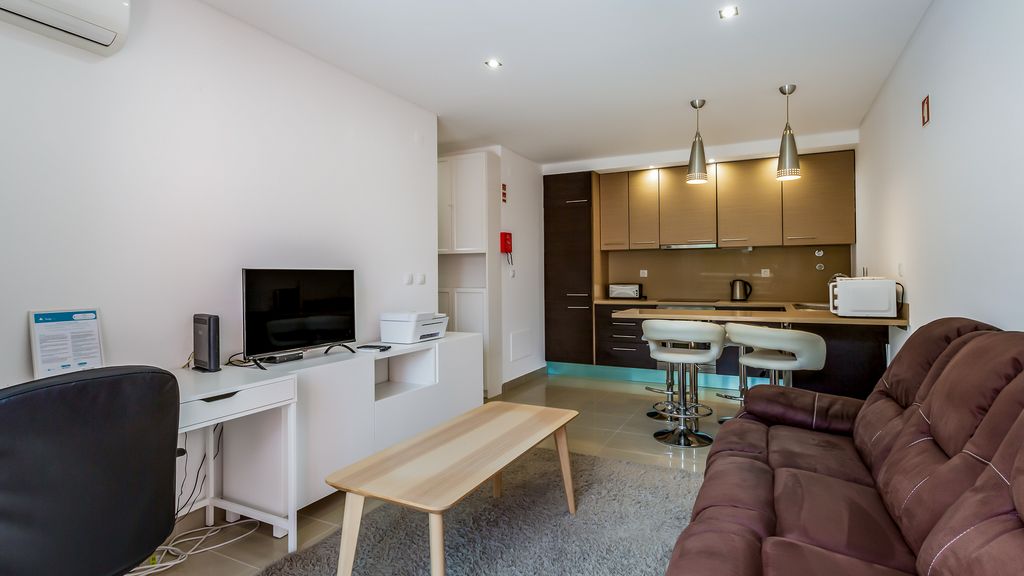 Luminous 2 BDR Apartment W/Pool by LovelyStay