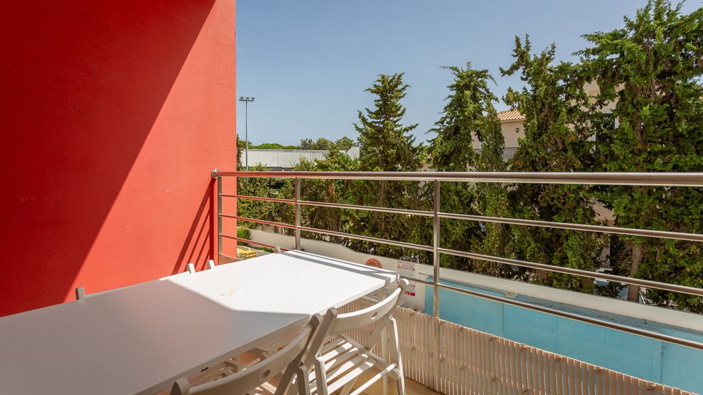Luminous 2 BDR Apartment W/Pool by LovelyStay