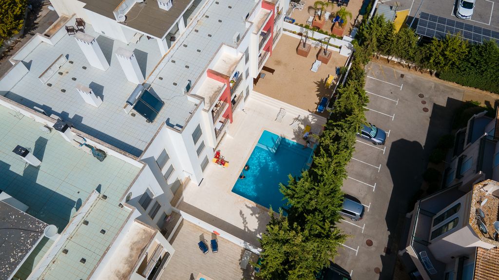 Luminous 2 BDR Apartment W/Pool by LovelyStay