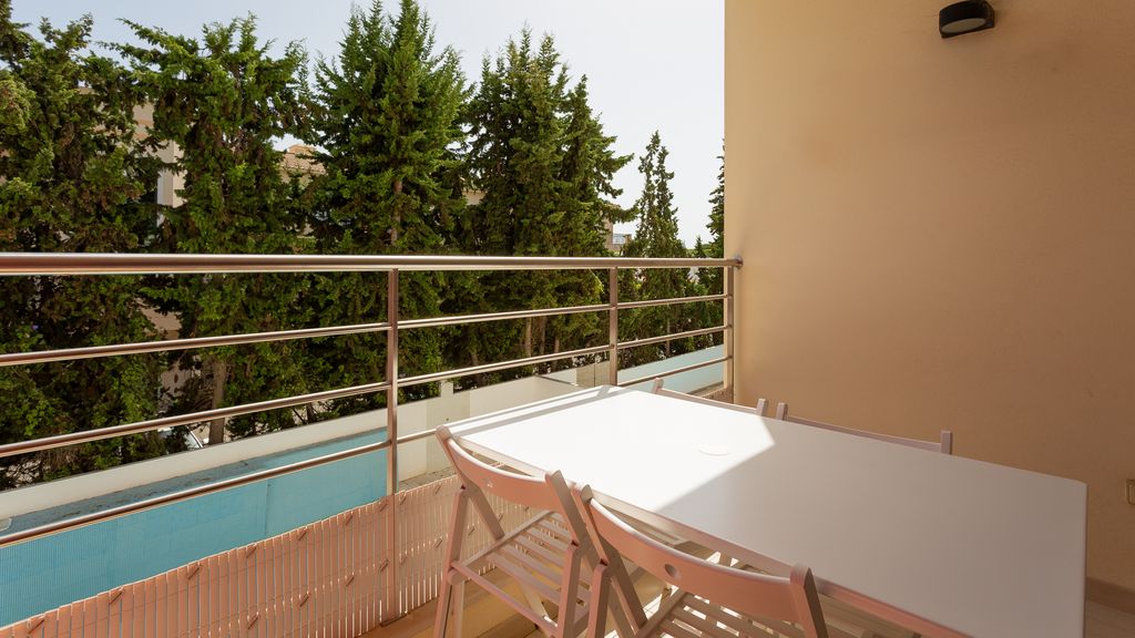 Luminous 2 BDR Apartment W/Pool by LovelyStay