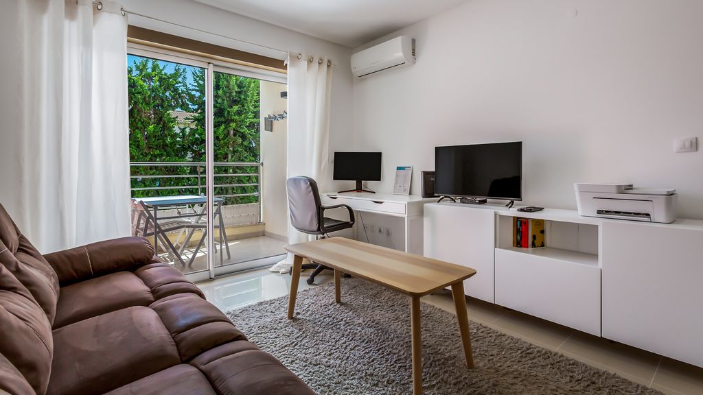 Luminous 2 BDR Apartment W/Pool by LovelyStay