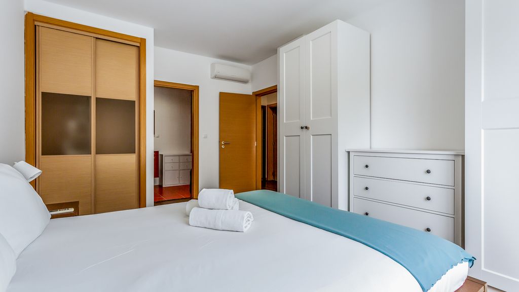 Luminous 2 BDR Apartment W/Pool by LovelyStay