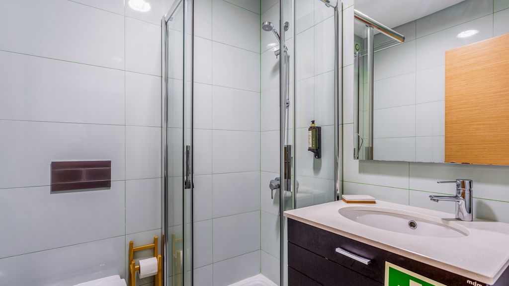 Luminous 2 BDR Apartment W/Pool by LovelyStay