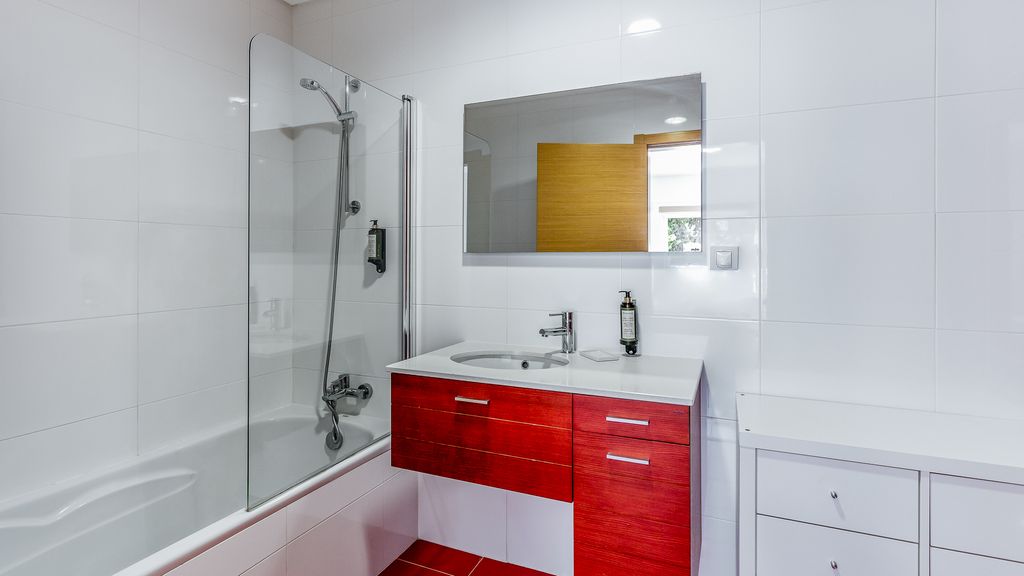 Luminous 2 BDR Apartment W/Pool by LovelyStay