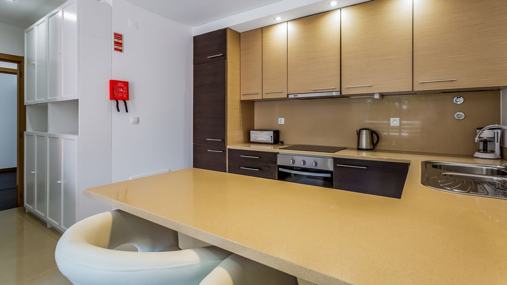 Luminous 2 BDR Apartment W/Pool by LovelyStay