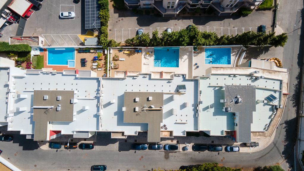 Luminous 2 BDR Apartment W/Pool by LovelyStay
