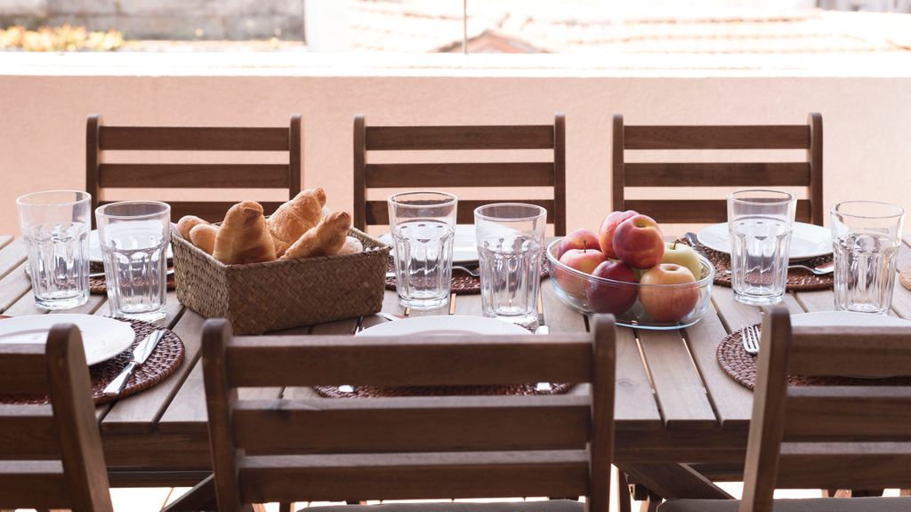 Top floor Balcony Apartment by LovelyStay